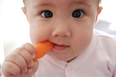 Baby-eats-carrot